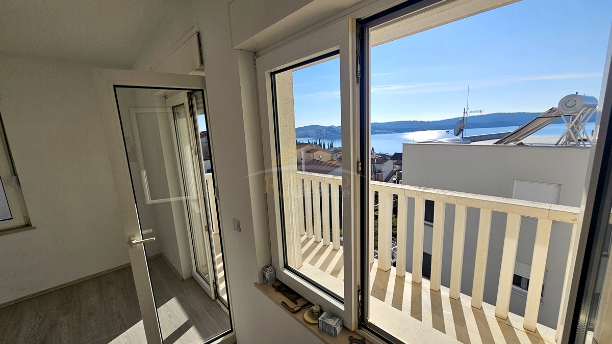 Trosobno stanovanje v Okrugu Gornjem/Čiovo z veliko teraso, garažo in pogledom na morje